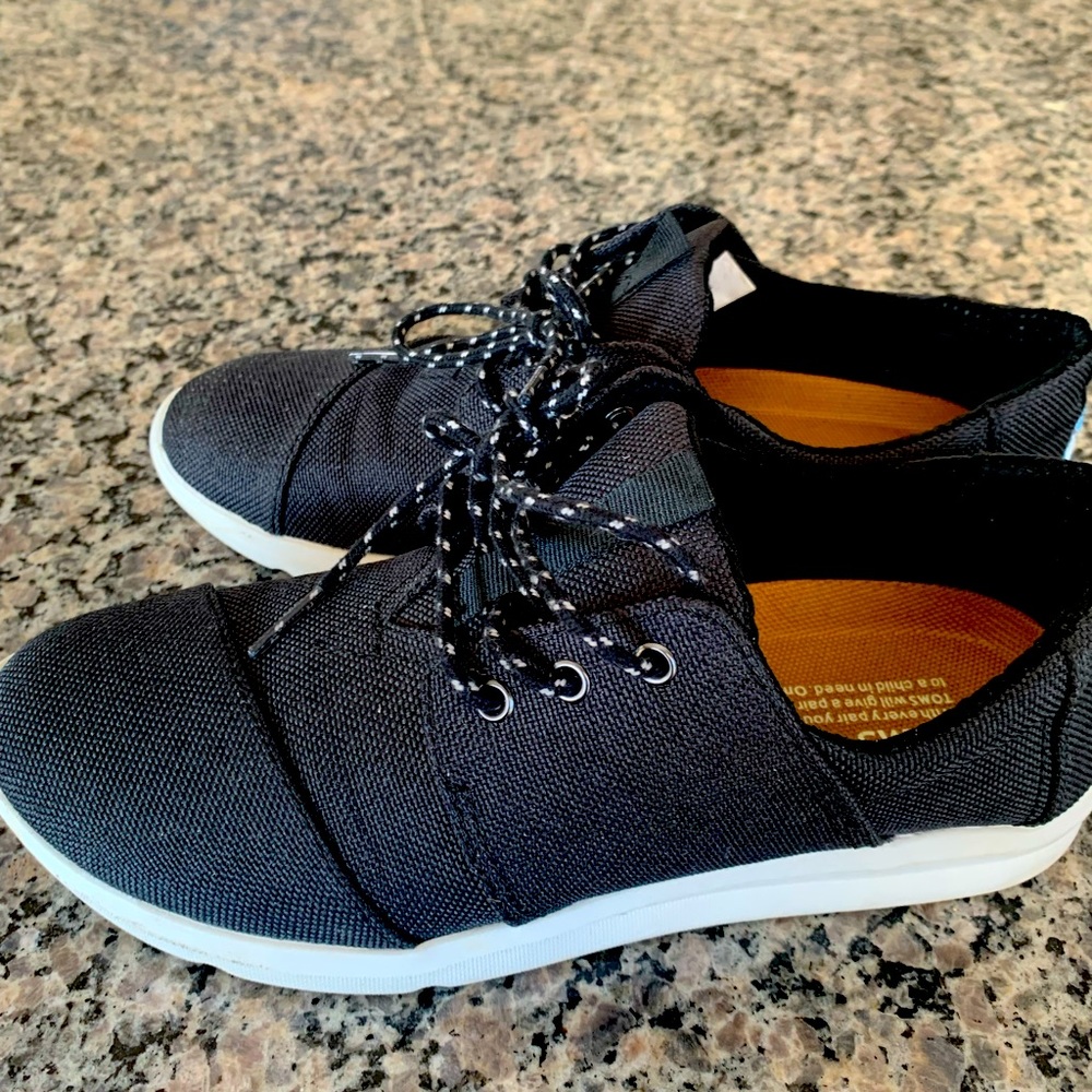 -TOMs  size 7 wide shoe